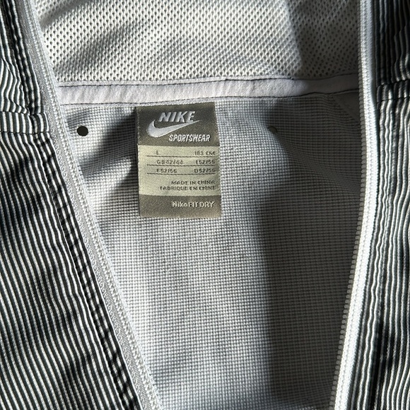 Nike - Picture 3 of 6